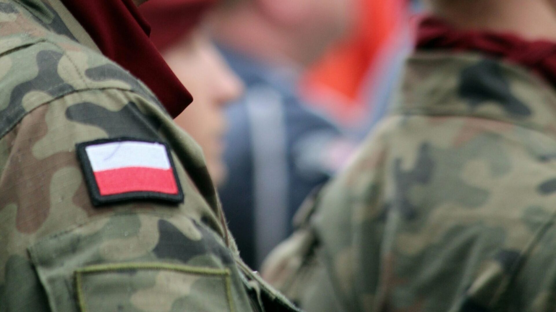 Polska flaga na mundurze. Fot. Unsplash.
