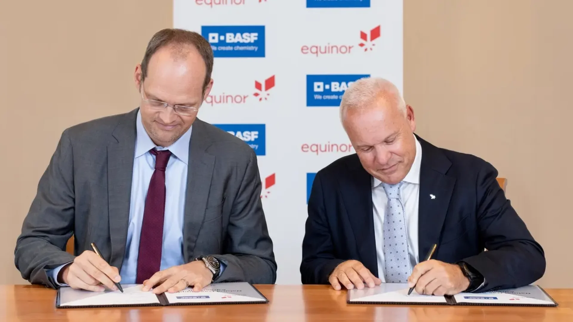 Dirk Elvermann, dyrektor finansowy i CDO BASF, oraz Anders Opedal, prezes i dyrektor generalny Equinor, przy podpisaniu dziesięcioletniej umowy na dostawy gazu ziemnego.
