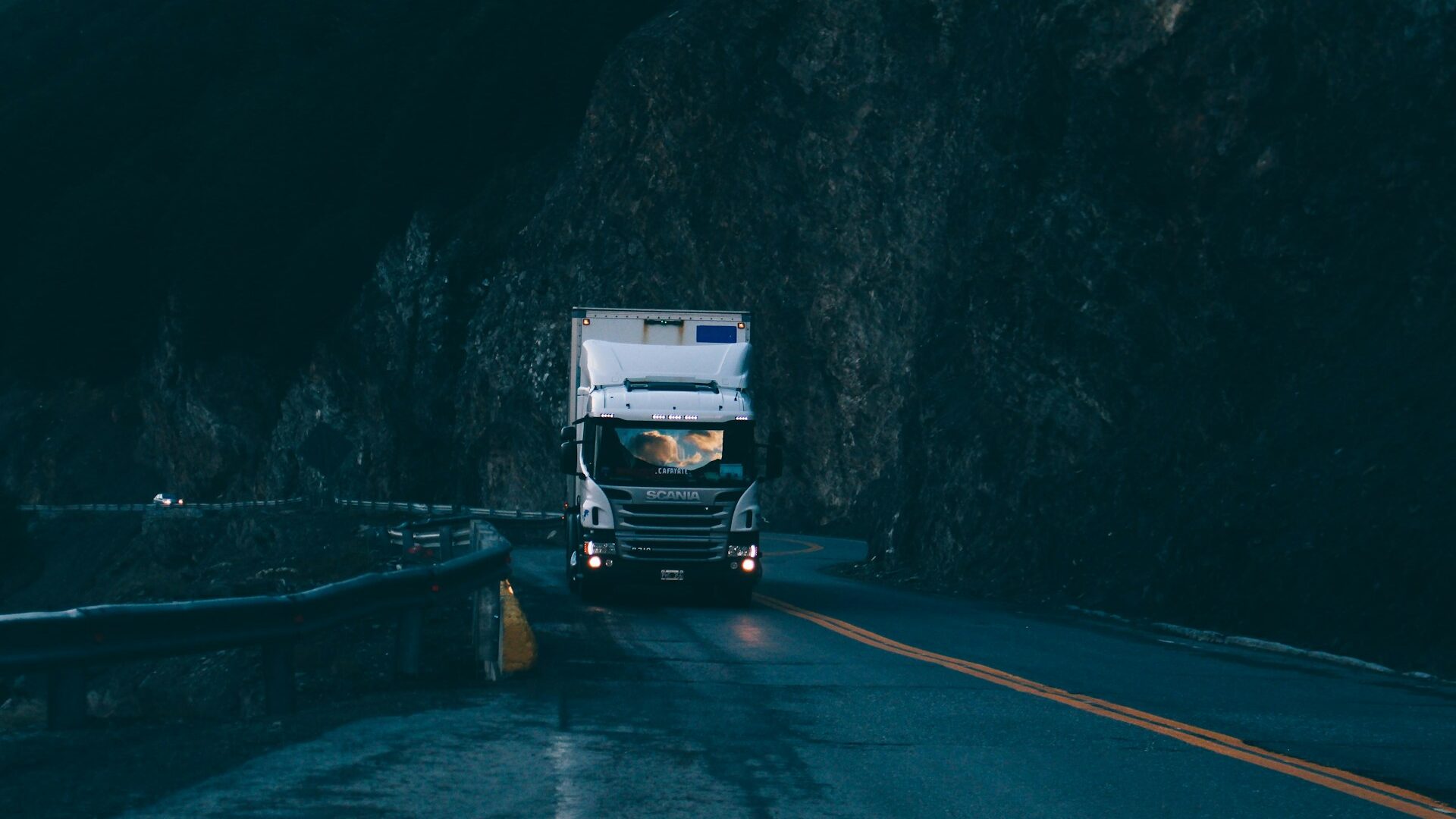 Ciężarówka Scania. Fot. Unsplash.