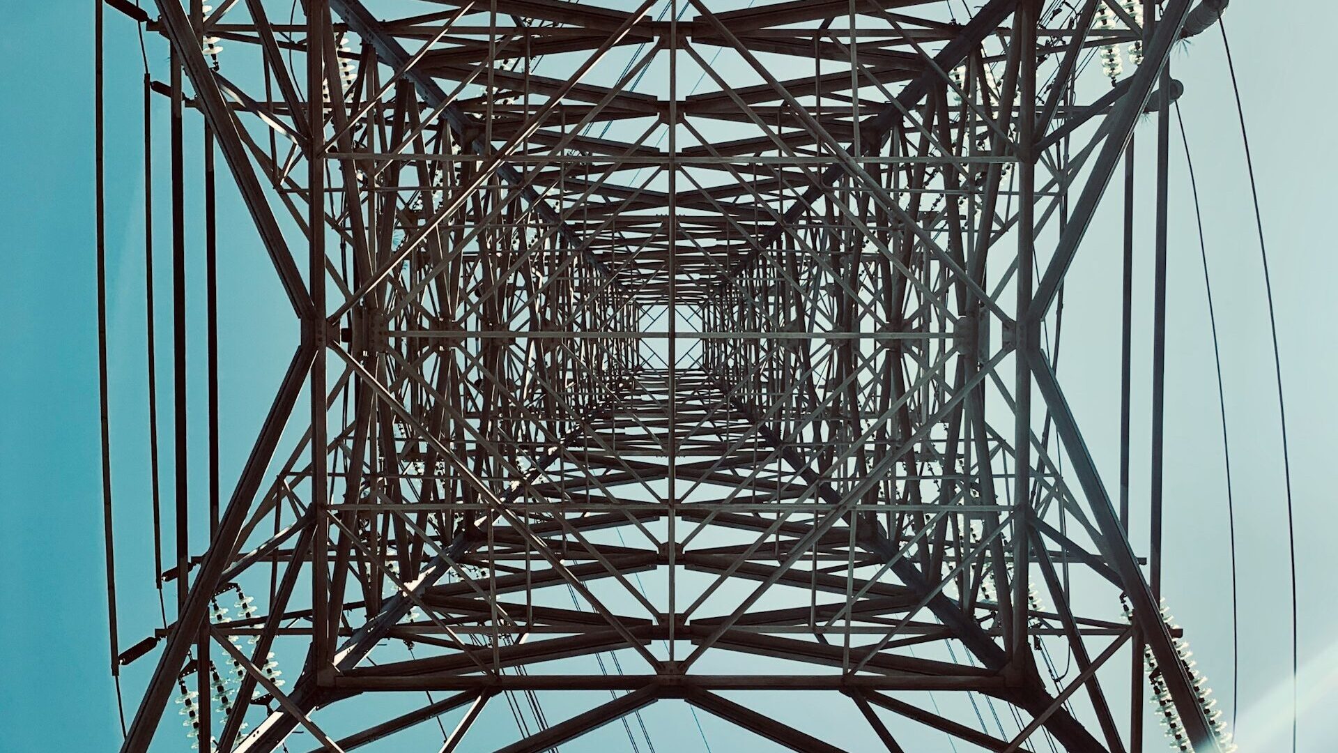 Sieci elektroenergetczne. Fot. Unsplash.