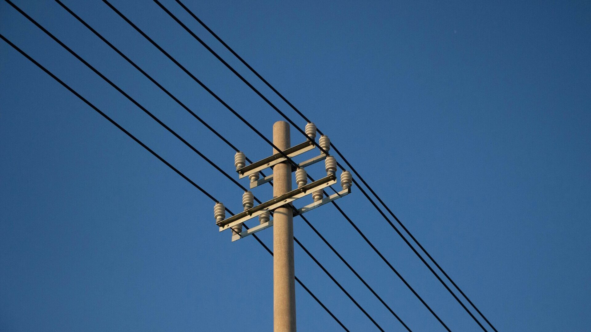 Słup elektryczny. Fot. Unsplash.